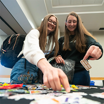 2 students at an FYE crafting event
